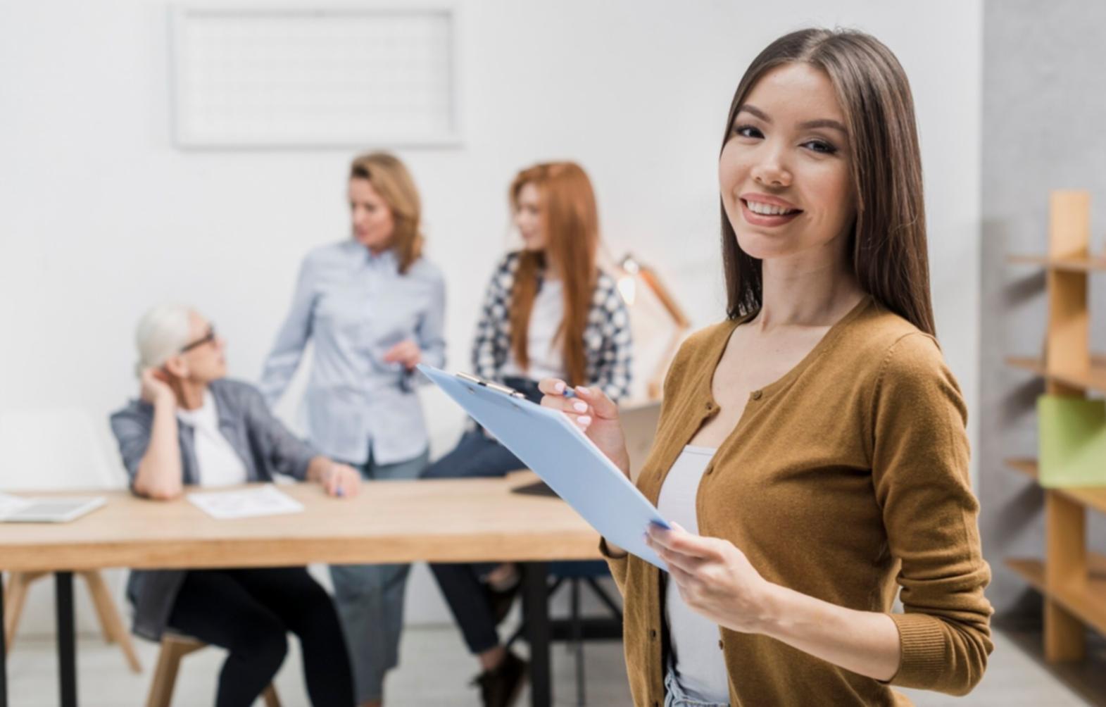 Lerngruppe bei der gemeinsamen Bearbeitung von Finanzanalysen